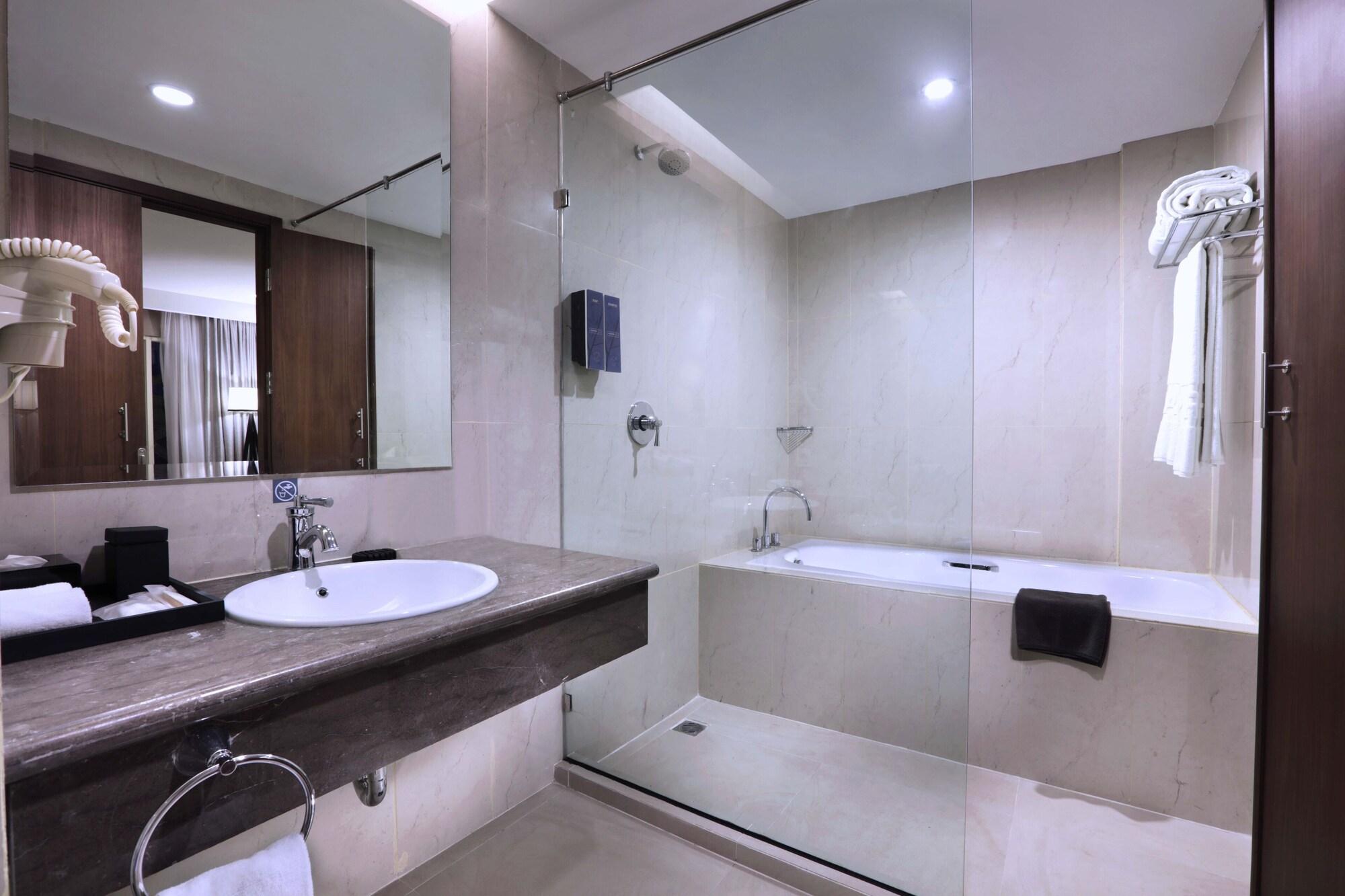 Harper Perintis By Aston Hotell Makassar Eksteriør bilde