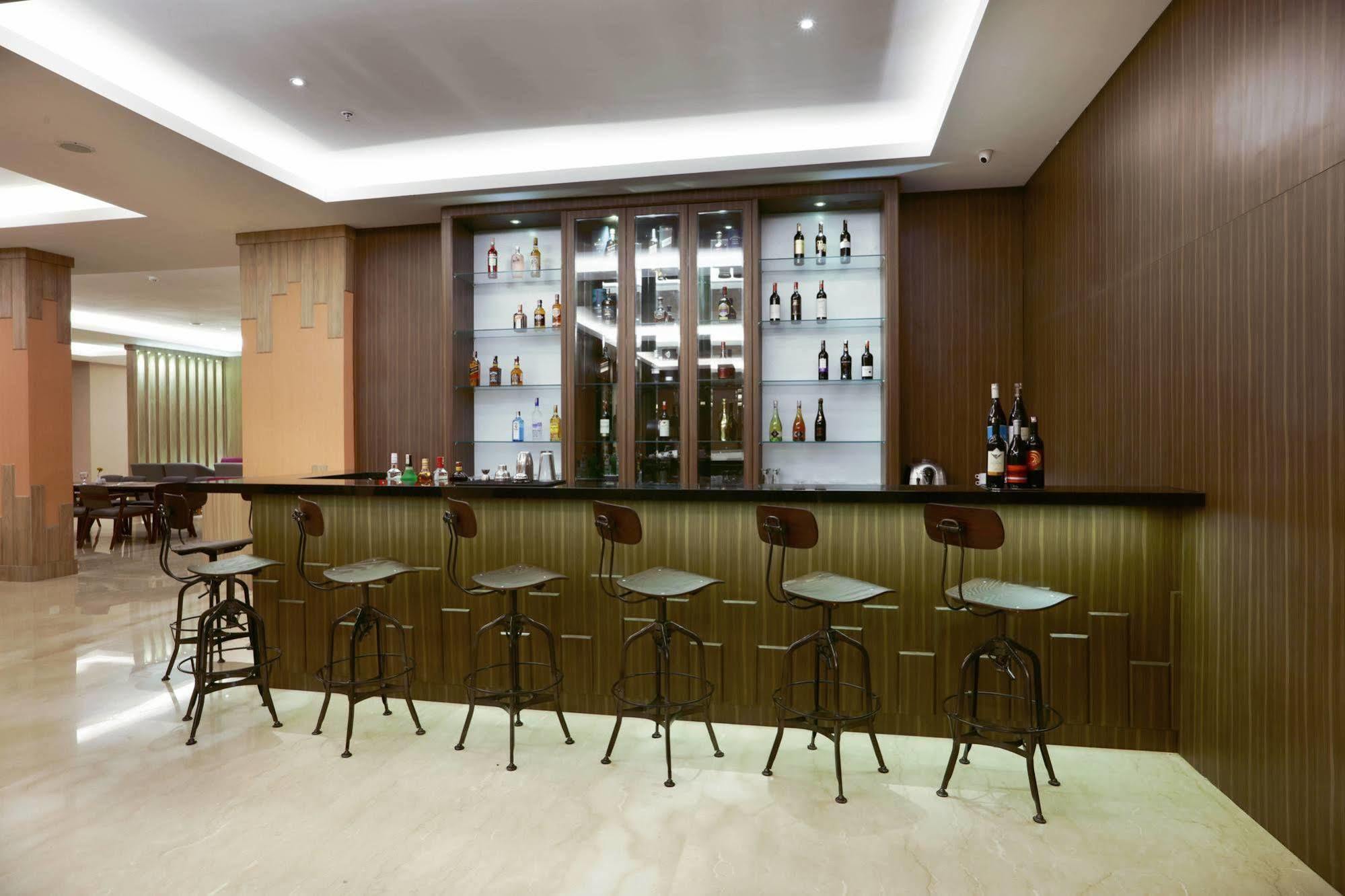Harper Perintis By Aston Hotell Makassar Eksteriør bilde
