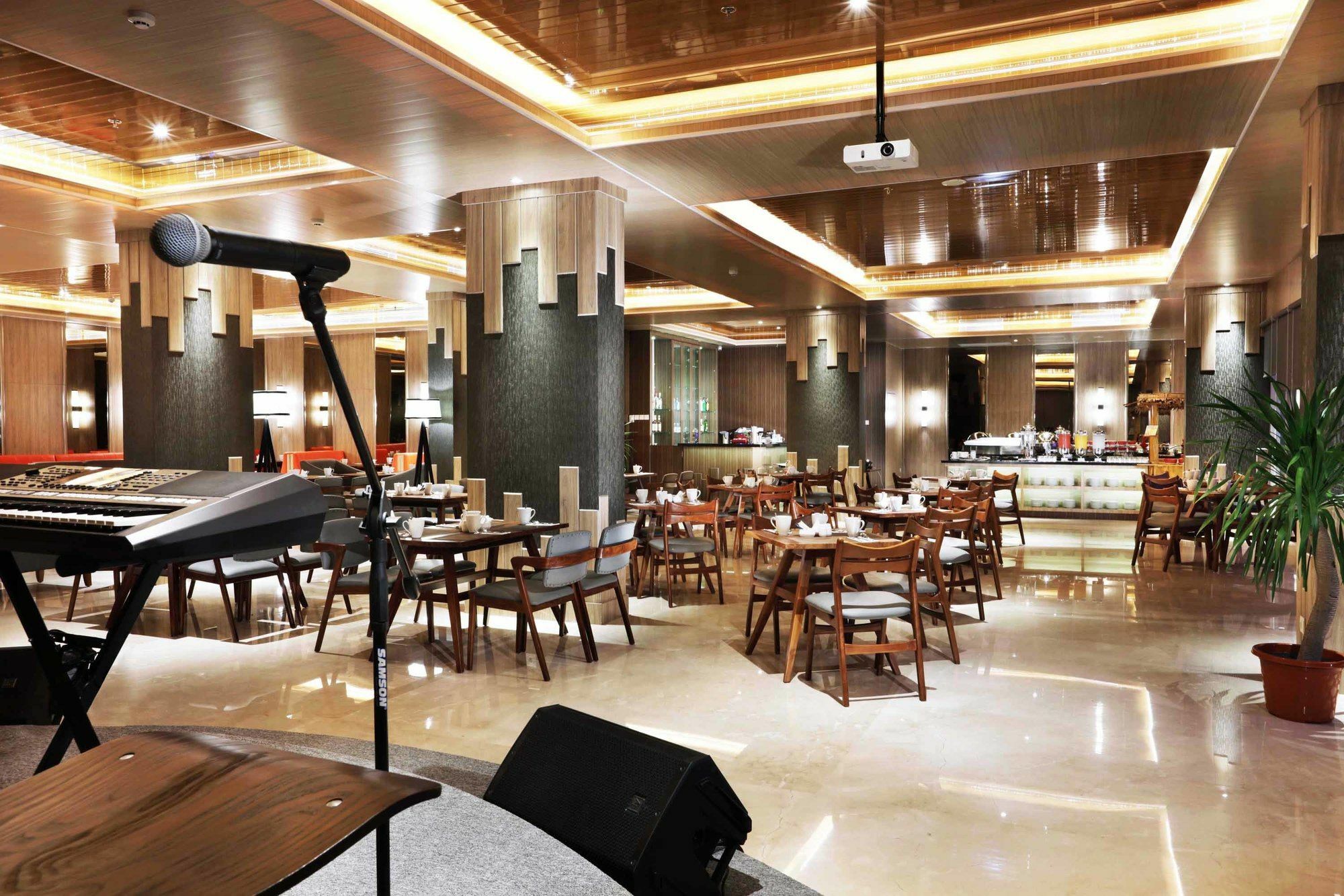 Harper Perintis By Aston Hotell Makassar Eksteriør bilde